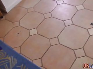 Heeled brit blowing dick