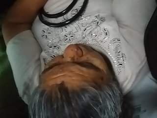 Abuela iba disfrutando mi verga