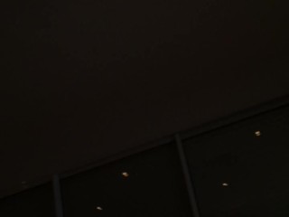 Elle me suce devant un porno