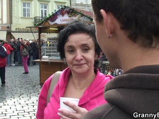 Old granny-tourist picked up and screwed