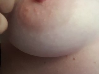 Susy si sputa sulle tette